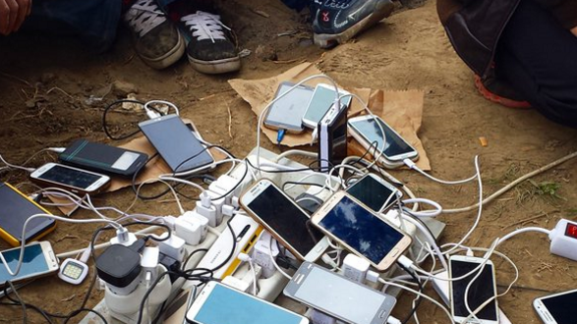 Η φωτογραφία που κάνει το γύρο του διαδικτύου: Έτσι φορτίζουν τα κινητά τους οι πρόσφυγες στην Ειδομένη